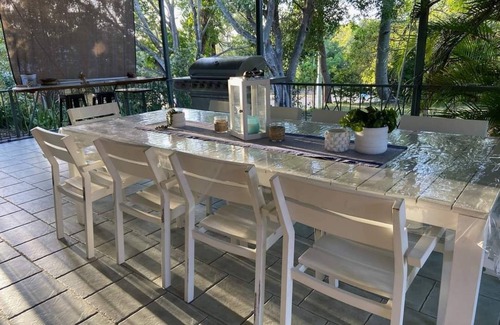 Stanage House | Beachfront Bay House with Ocean View and Family Amenities