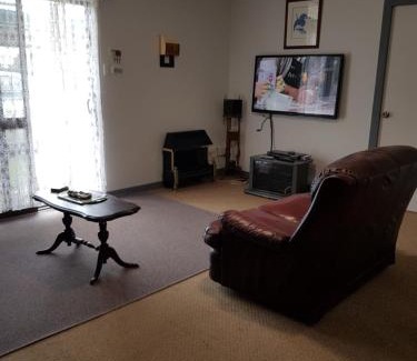 Kingscote Apartment | Pet-Friendly Sally's Kingscote Retreat: Perfect for Families