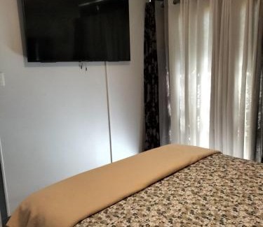 Kingscote Apartment | Pet-Friendly Sally's Kingscote Retreat: Perfect for Families