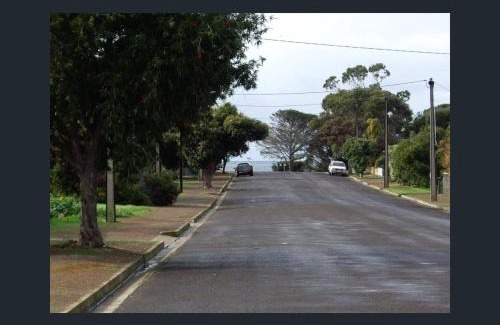 Kingscote Apartment | Pet-Friendly Sally's Kingscote Retreat: Perfect for Families