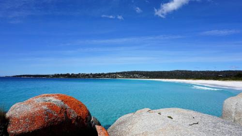 Binalong Bay House | Beachfront Bay of Fires Beach Shack with Ocean Views