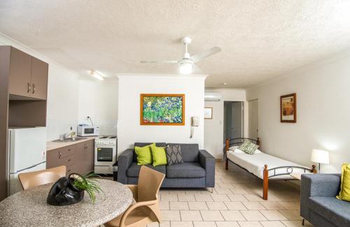Elanora Hotel | Relax at Bay of Palms: Oceanfront Bliss with Pool & Spa
