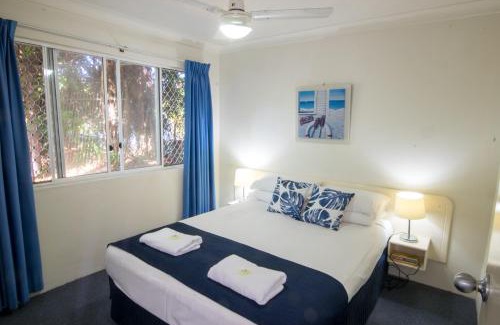 Elanora Hotel | Relax at Bay of Palms: Oceanfront Bliss with Pool & Spa
