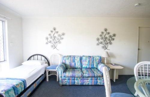 Elanora Hotel | Relax at Bay of Palms: Oceanfront Bliss with Pool & Spa