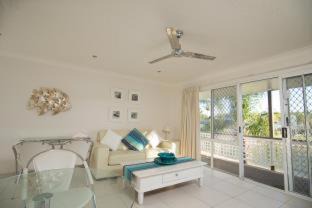Elanora Hotel | Relax at Bay of Palms: Oceanfront Bliss with Pool & Spa