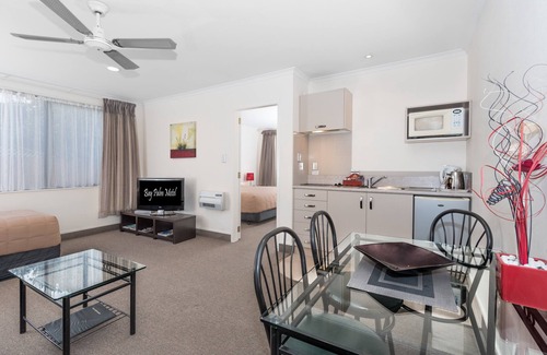 Mount Maunganui Hotel | Bay Palm Motel: Guest Rated 9/10 with Ocean View & Pool