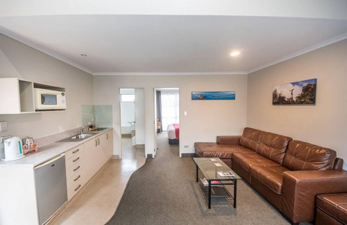 Mount Maunganui Hotel | Bay Palm Motel: Guest Rated 9/10 with Ocean View & Pool
