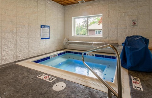 Whitefish Hotel | Bay Point Lakefront 3C Down: Guest Rated 10/10 with Pool