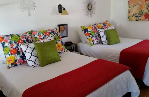 Frankfort Hotel | Charming Bay Port Lodging: Family-Friendly with Breakfast