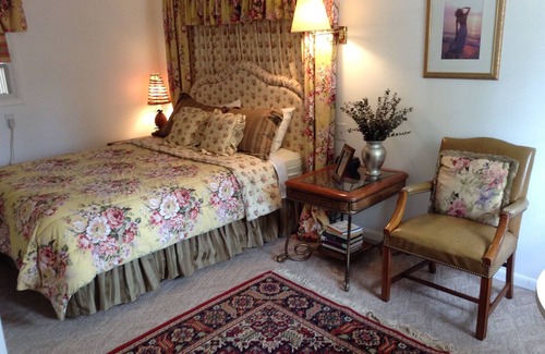 Frankfort Hotel | Charming Bay Port Lodging: Family-Friendly with Breakfast