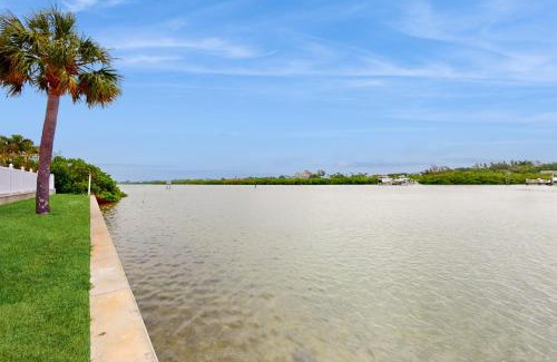 Indian Shores Apartment | Discover Bay Shores 417: Family-Friendly with Pool & Hot Tub