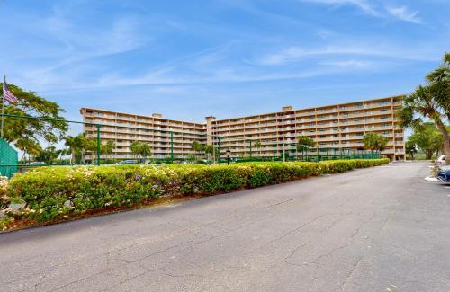 Indian Shores Apartment | Discover Bay Shores 417: Family-Friendly with Pool & Hot Tub