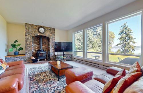 Oak Harbor House | Discover Bay to Baker: Family-Friendly Getaway Rated 9/10