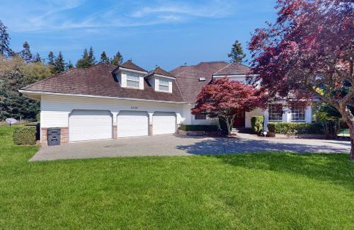 Oak Harbor House | Discover Bay to Baker: Family-Friendly Getaway Rated 9/10