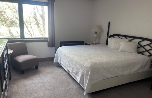 Bay City Hotel | Bay Valley Lakeside Stay – Golf Course Access & Peaceful Views
