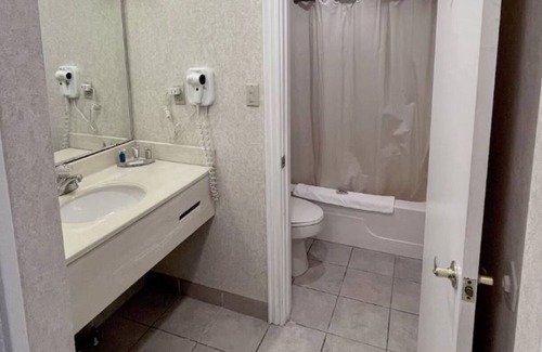 Bay City Hotel | Bay Valley Lakeside Stay – Golf Course Access & Peaceful Views