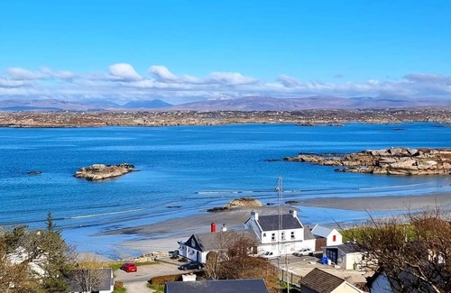 Dungloe Apartment | Bay View Apartment: Guest Rated 10/10 with Kitchen Access