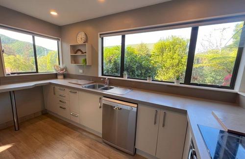 Waikawa Bay House | Relaxing Bay View Bach - Your Ideal Waikawa Retreat