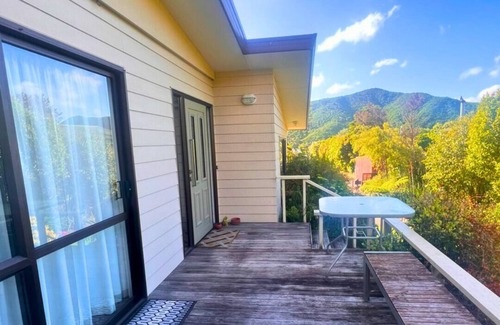 Waikawa Bay House | Relaxing Bay View Bach - Your Ideal Waikawa Retreat