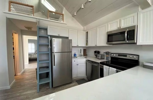 Hull Cottage | Bay view beach cottage with loft in tranquil Hull
