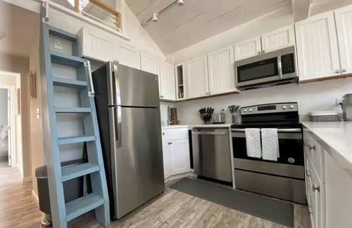 Hull Cottage | Bay view beach cottage with loft in tranquil Hull