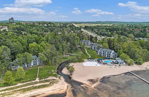 Acme Condo | Oceanfront Couples Retreat with Breathtaking Bay Views