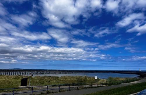 Amble House | Bay View: Family-Friendly 4-Star Retreat by the Ocean