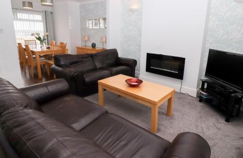 Amble House | Bay View: Family-Friendly 4-Star Retreat by the Ocean