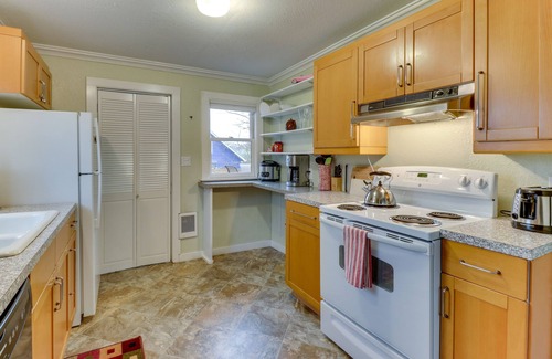 Poulsbo Cottage | Bay View Home Near Restaurants, Shopping & Waterfront