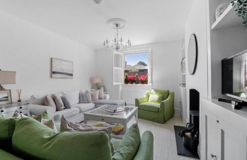 Weymouth House | Top-Rated Bay View Stays at Iris Harbour Cottage