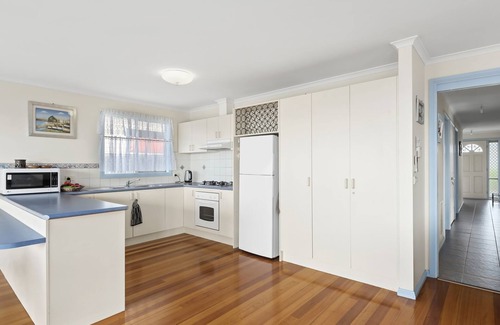 Portarlington House | Bay View: Relaxing Retreat with Scenic Poolside Views