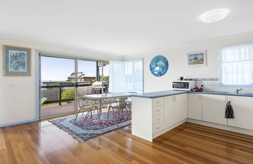 Portarlington House | Bay View: Relaxing Retreat with Scenic Poolside Views