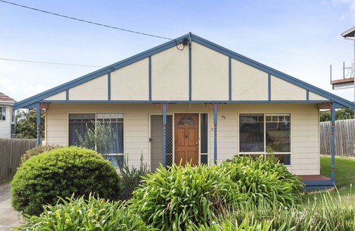 Portarlington House | Bay View: Relaxing Retreat with Scenic Poolside Views