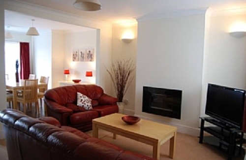Amble Cottage | Cozy Bay View: Family-Friendly Retreat with Oceanfront Bliss