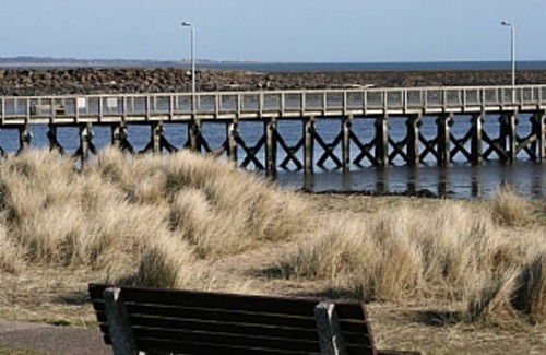 Amble Cottage | Cozy Bay View: Family-Friendly Retreat with Oceanfront Bliss