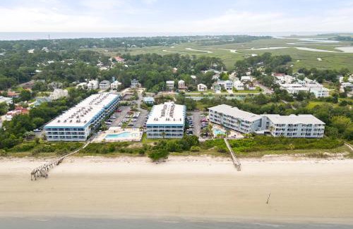 Tybee Island Apartment | Bay View Villas 101: Oceanfront Retreat with Pool Access