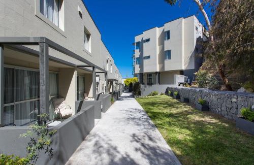 West Hobart Apartment | Discover Bay View Villas: Family-Friendly Getaway with Pool