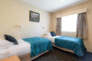 West Hobart Apartment | Discover Bay View Villas: Family-Friendly Getaway with Pool
