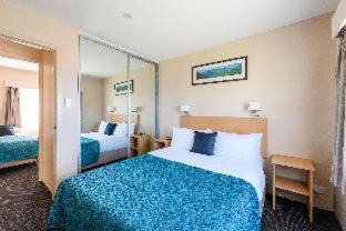 West Hobart Apartment | Discover Bay View Villas: Family-Friendly Getaway with Pool