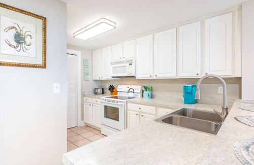 Tybee Island Condo | Bay View Villas: Oceanfront Retreat with Pool & Breakfast