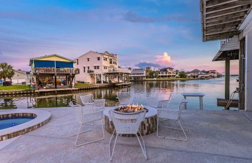 Jamaica Beach House | Bay Views Family & Pet Friendly Steps to Beach