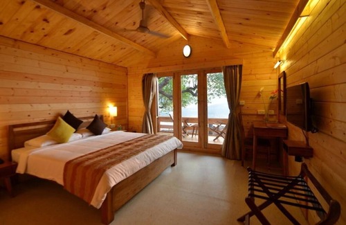 Vainguinim Hotel | Budget-Friendly Bay15: Family Pool & Restaurant Amenities