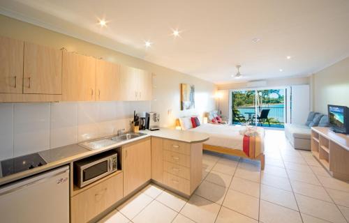 Shute Harbour Apartment | Relaxing Baybliss Escape - Adults Only with Ocean Views