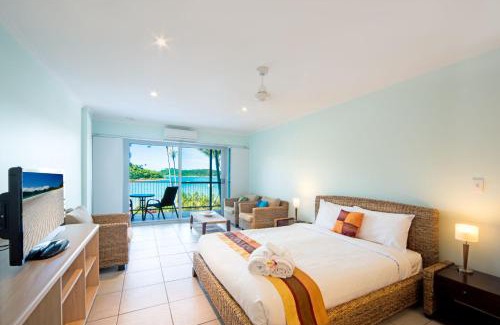 Shute Harbour Apartment | Relaxing Baybliss Escape - Adults Only with Ocean Views