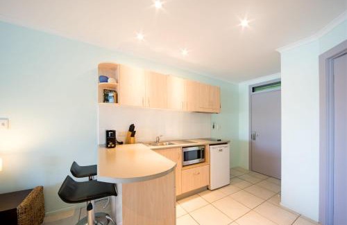 Shute Harbour Apartment | Relaxing Baybliss Escape - Adults Only with Ocean Views