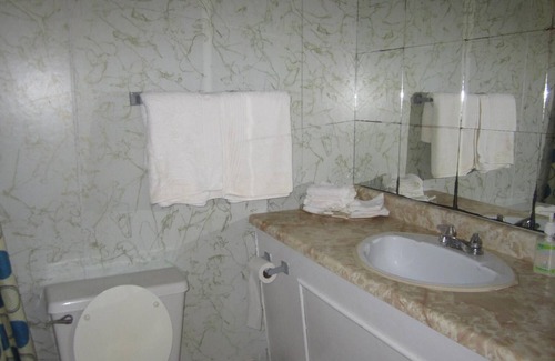 Pocologan Hotel | Welcoming Baybreeze Restaurant and Motel with Pool Access