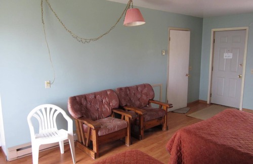 Pocologan Hotel | Welcoming Baybreeze Restaurant and Motel with Pool Access