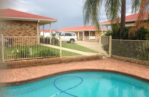 Muswellbrook Hotel | Discover Baybrook Motor Inn: Family-Friendly with Pool & Hot Tub
