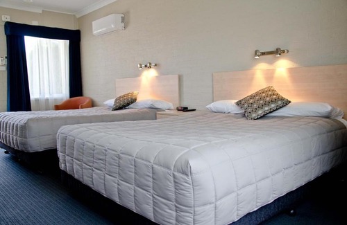 Muswellbrook Hotel | Discover Baybrook Motor Inn: Family-Friendly with Pool & Hot Tub