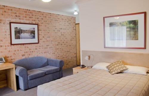 Muswellbrook Hotel | Discover Baybrook Motor Inn: Family-Friendly with Pool & Hot Tub